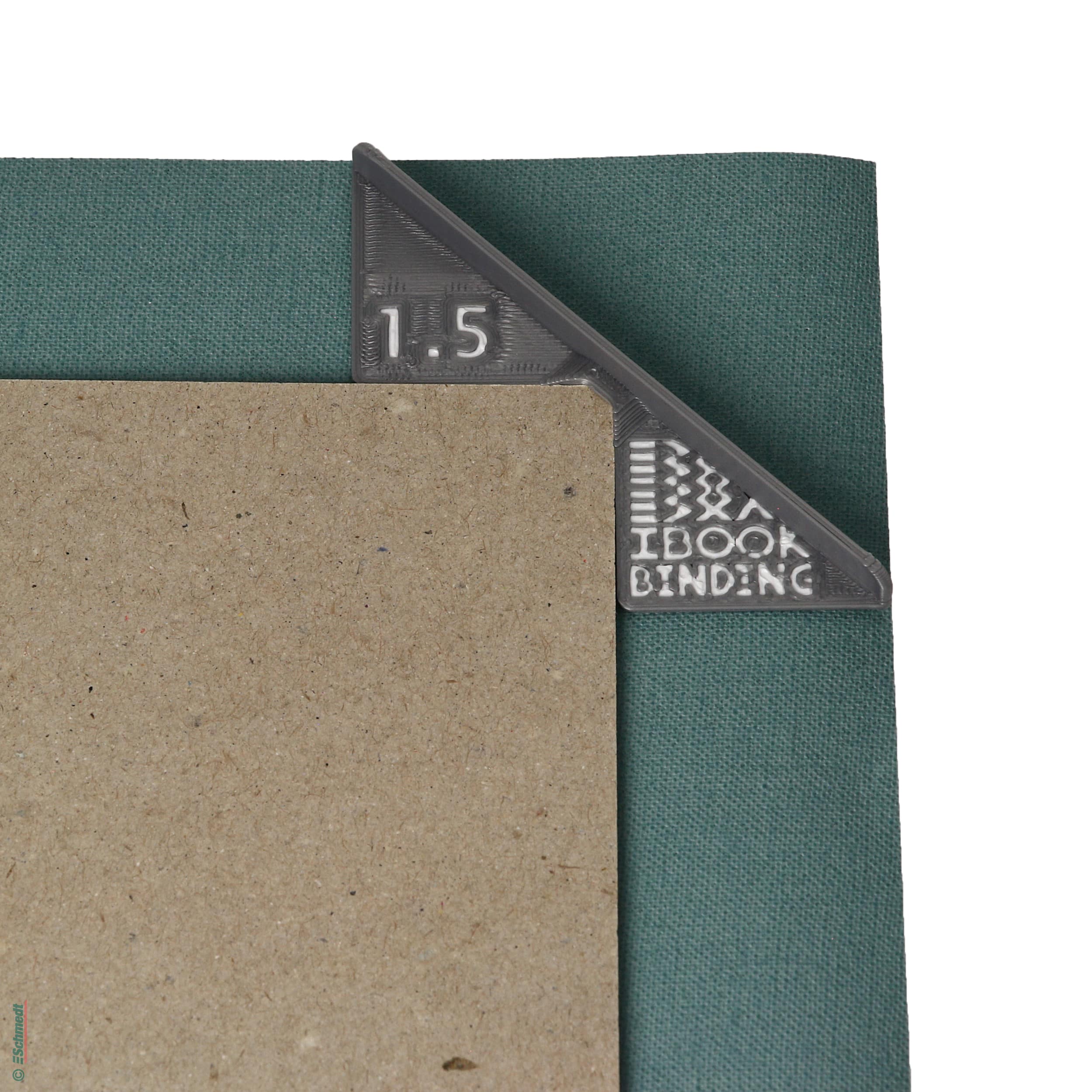 Eckenschneidevorrichtung - für die Buchdeckenherstellung - Praktisches Hilfsmittel, das ermöglicht, die Ecke des eingeschlagenen Überzugsmat...